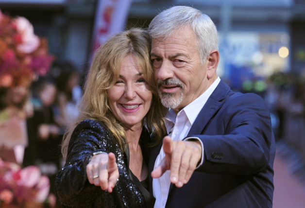 Carlos Sobera y Patricia Santamaría, muy cómplices, posando juntos.