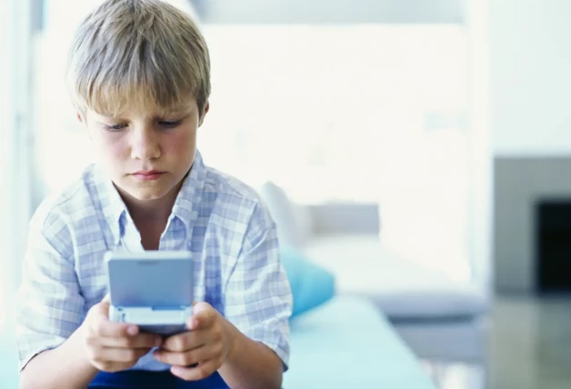 Niño jugando a videoconsola