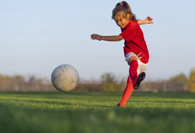 Niña jugando a futbol