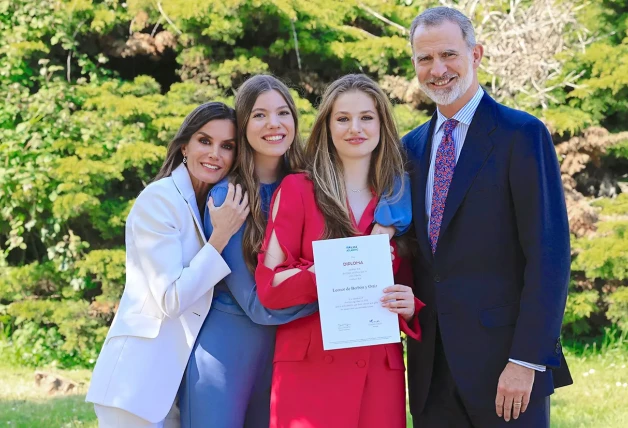 El rey Felipe, la reina Letizia la princesa Leonor y la infanta Sofía posando juntos en el internado de Gales.