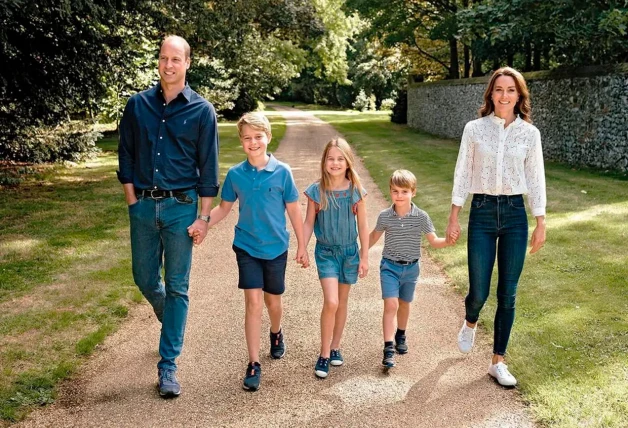 El príncipe Guillermo paseando con Kate Middleton y sus hijos por el campo.