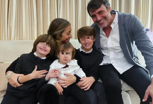 El presentador Ion Aramendi con su mujer, María Amores y sus tres hijos: Ion, Lucas y Marieta.