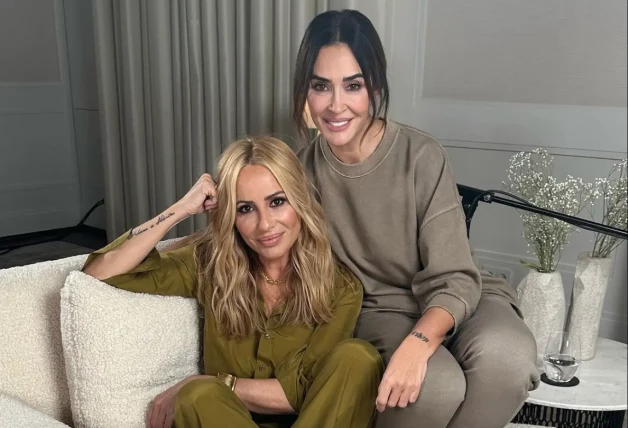 Marta Sánchez y Vicky Martín Berrocal posando juntas.