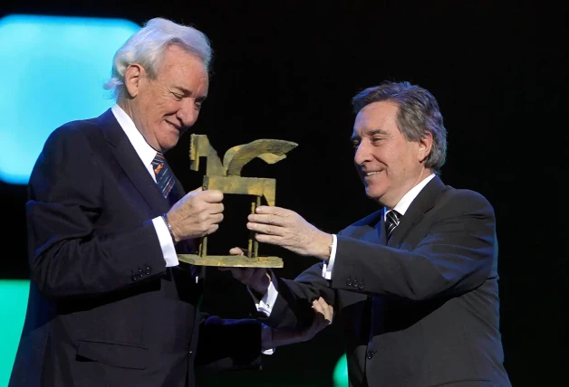 Iñaki Gabilondo entregando un premio Ondas a Luis del Olmo en 2012.