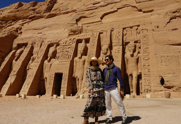 bisbal y zanetti posando frente a templo