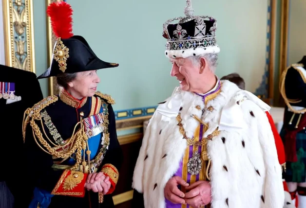 Ana en la coronación de su hermano Carlos de Inglaterra