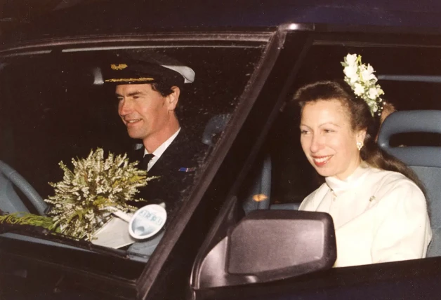 Ana de Inglaterra con su actual marido, Tim Lawrence, el día de su boda en 1992.
