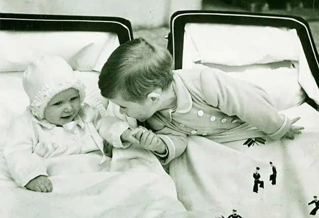 Ana y Carlos de Inglaterra niños.