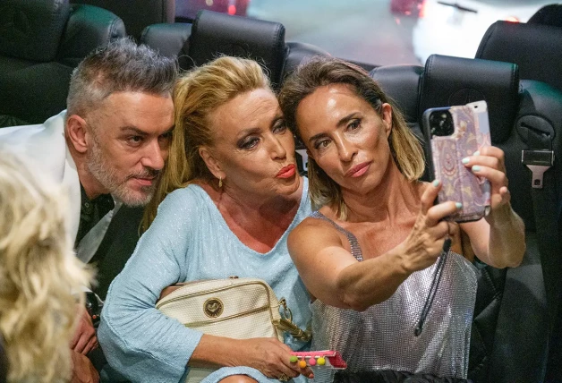 Lydia Lozano tomándose un selfie junto a María Patiño y a Kiko Hernández.