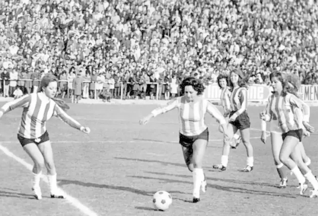 Mujeres jugando al fútbol en el pasado.