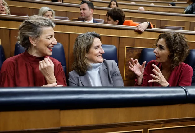 Mujeres políticas en el congreso.