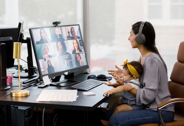 Mujer conciliando teletrabajo y crianza