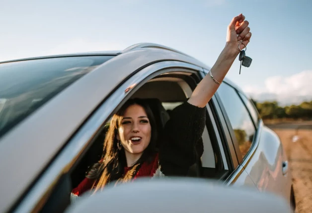 Mujer conduciendo un coche.