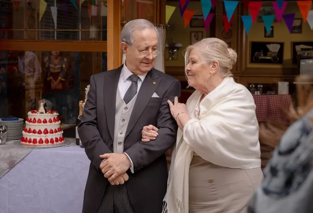 Pareja mayor en la boda de Amar es para siempre.