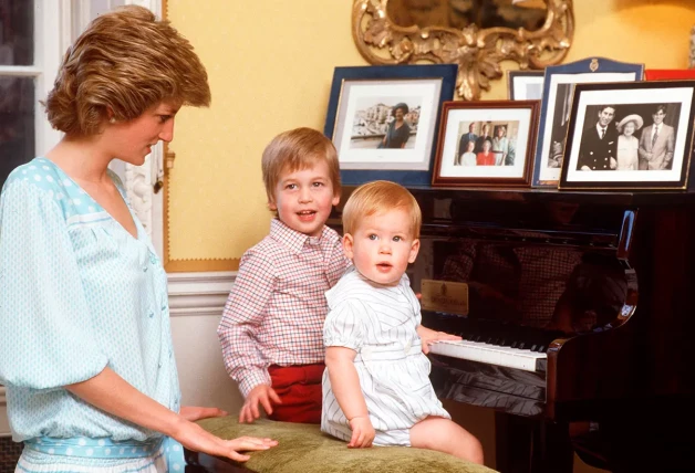 Lady Di con Harry y Guillermo bebes.