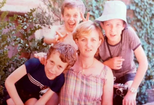 Jesús Calleja con su madre y sus amigos.