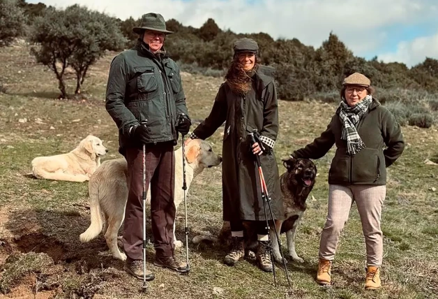 Laura Madrueño con sus padres y sus perros en el monte.