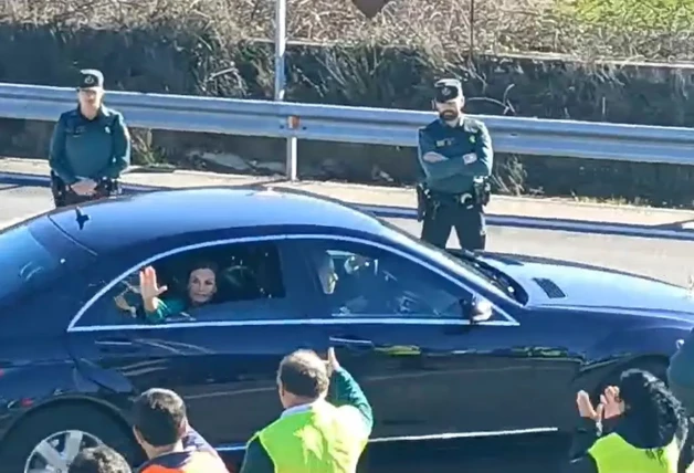 Al encontrarse con un grupo de tractoristas y ganaderos, redujo la marcha para saludarles.