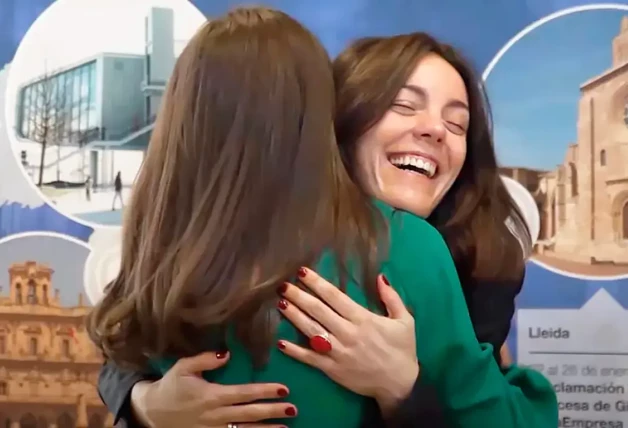 La Reina Letizia con Vicky Luengo, que ganó el Premio Arte 2024 y a la que abrazó efusivamente.