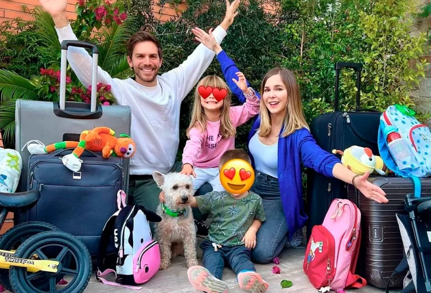 Natalia Sánchez y Marc Clotet posando con sus hijos.