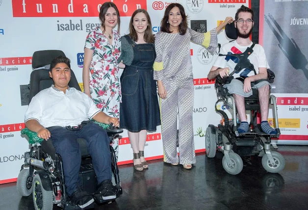 En el 2019, Noah coincidió con Isabel Gemio y otros afectados por enfermedades raras en el estreno del documental 'Jóvenes invisibles'.