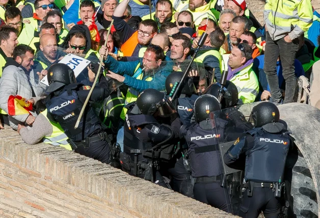 Agricultores contra los antidisturbios.