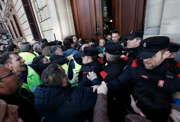 Los agricultores intentaron entrar en el Parlamento de Navarra.