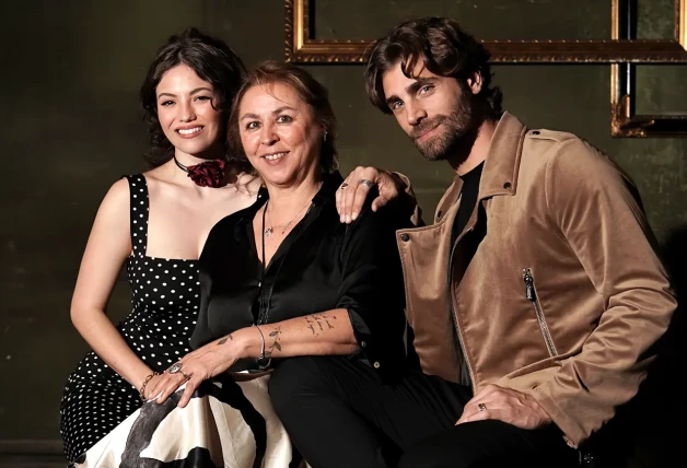 Megan Maxwell, rodeada por Gabriela Andrada y Mario Ermito, los protagonistas de la película sobre su novela 'Pídeme lo que quieras'.