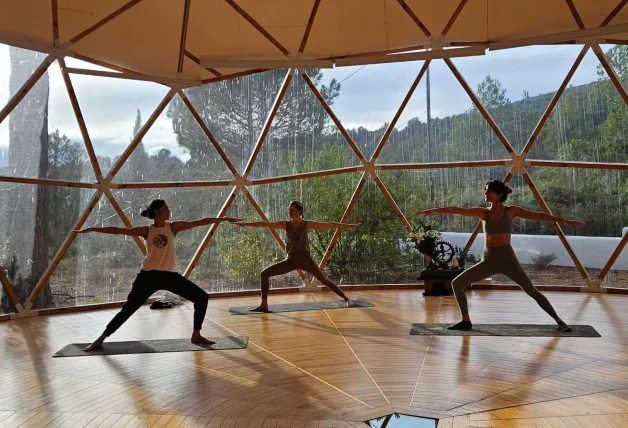 Isabel Jiménez y sus amigas, haciendo yoga.