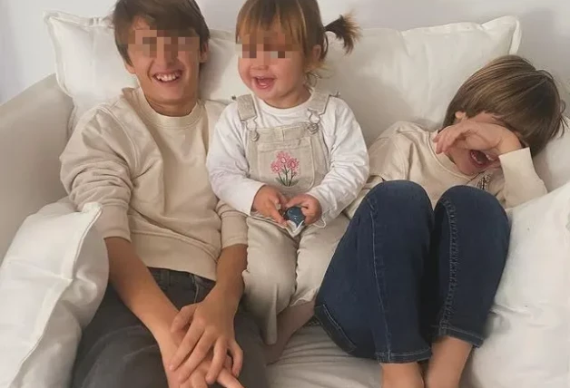Marieta y los hijos mayores de Ion Aramendi juntos en el sofá (Instagram)