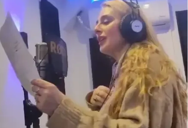 Fresita en el estudio de grabación