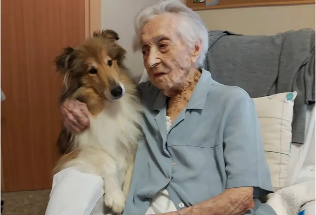 Maria Branyàs con su perro, en casa.