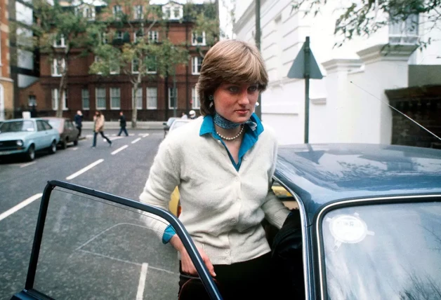 Lady Di de joven, entrando a un coche.