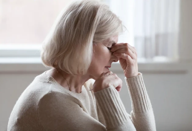 Mujer con crisis de migraña