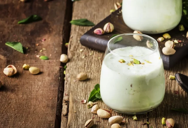 Cóctel con helado, verde menta y pistacho leche