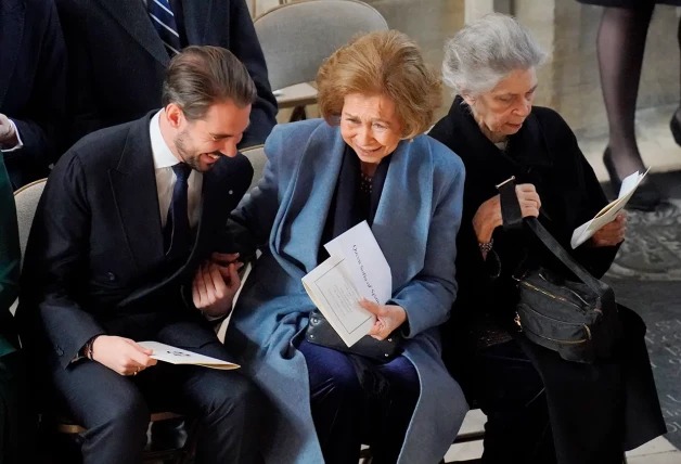 La reina Sofía, junto a su hermana, Irene, bromea con su sobrino Felipe de Grecia.