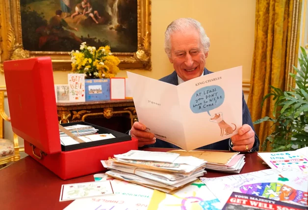 Carlos de Inglaterra leyendo cartas de sus seguidores.