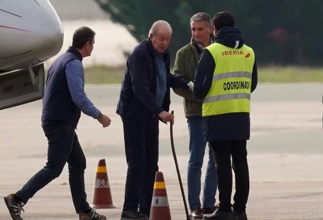 El rey emérito a la entrada del Club Náutico de Sanxenxo en 2023.