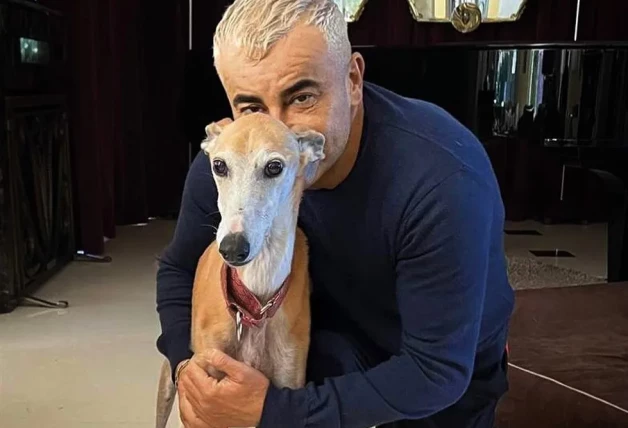 Jorge Javier con su perro Travis, fallecido en 2022.