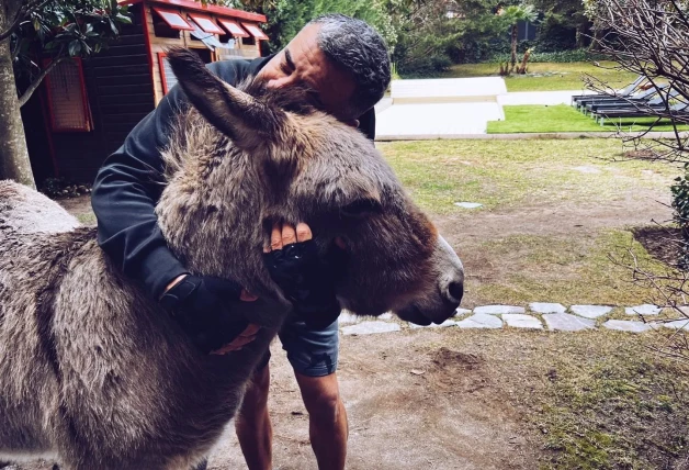 Jorge Javier, abrazado a su burro Fortunato.