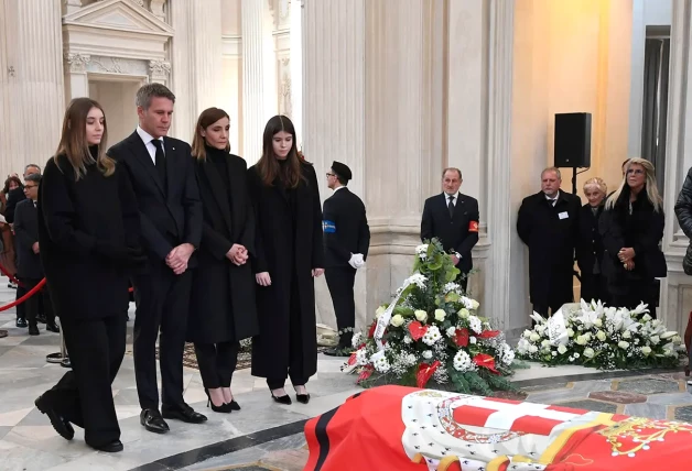 En el funeral de Víctor Manuel, Filiberto con su esposa e hijas.