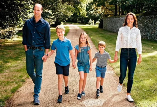 Guillermo y Kate paseando con sus hijos.