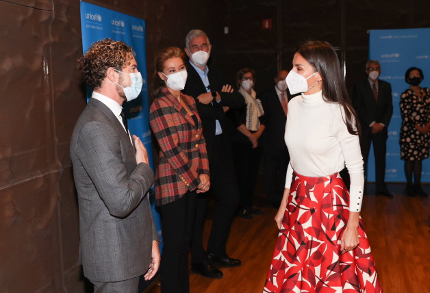 La reina Letizia saluda a David Bisbal, ambos con mascarilla, en el aniversario de Unicef en 2021.