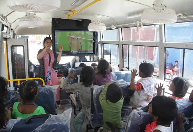 Niños pequeños durante una clase en el autobús-escuela.