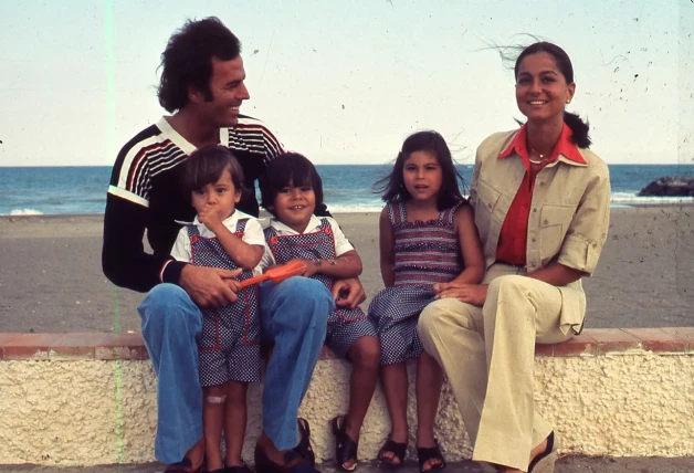 Chábeli con sus hermanos Julio José y Enrique con sus padres Julio Iglesias e Isabel Preysler.