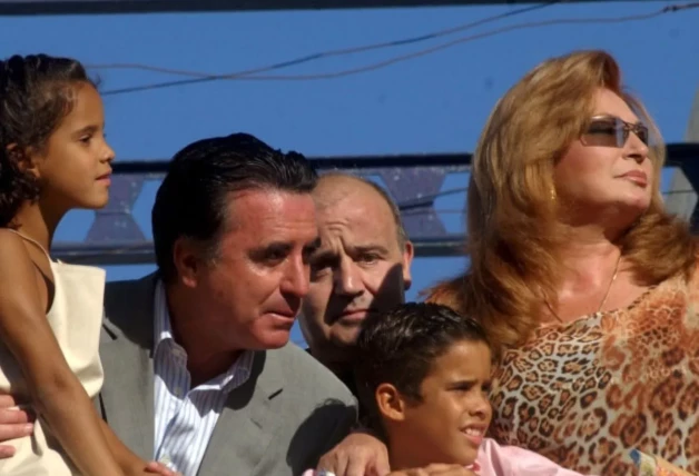 El matador y la cantante junto a sus hijos, Gloria Camila y José Fernando.