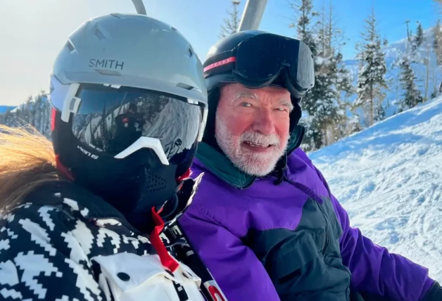 Arnold Schwarzenegger en la nieve en familia.