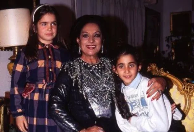 Lola Flores junto a sus nietas, Elena Furiase y Alba Flores.