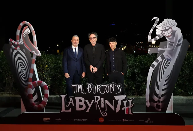 Tim Burton con el Mago Pop y el alcalde de Barcelona.
