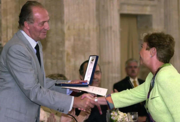 La actriz Lina Morgan recibe la medalla de las Bellas Artes de manos del rey don Juan Carlos.